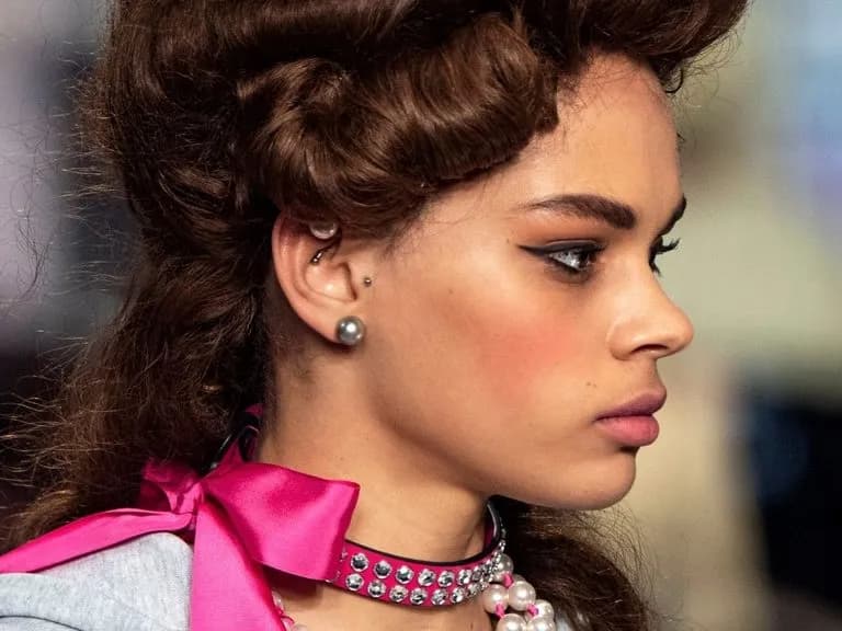 Czy kolczyk w uchu boli? Odkryj, jak zminimalizować dyskomfort