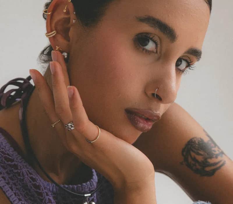 Jaki kolczyk do nostrila wybrać, by uniknąć błędów i podkreślić urodę