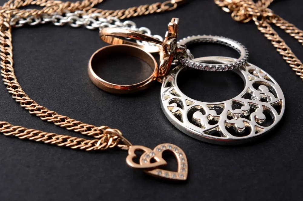 Czy można łączyć biżuterię złotą i srebrną? Oto stylowe zasady łączenia