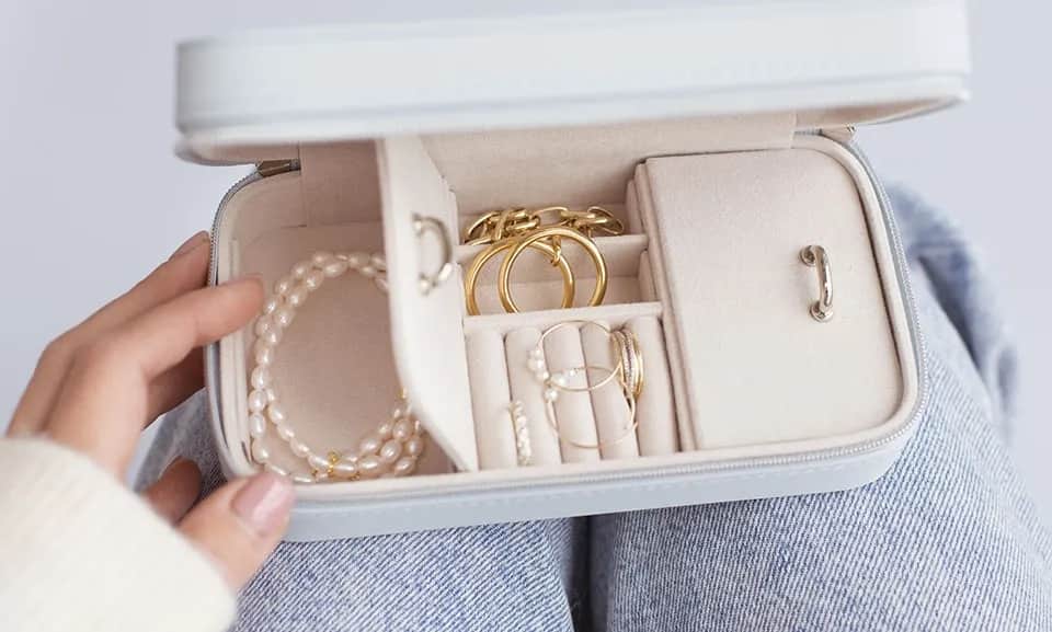 Jak przechowywać biżuterię, by uniknąć uszkodzeń i zachować blask