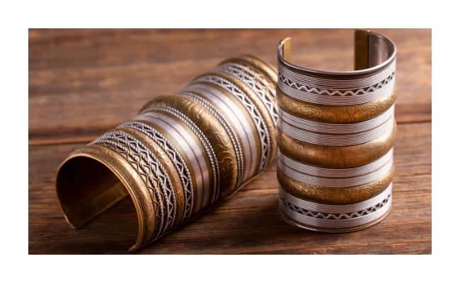 Dlaczego bransoletka miedziana brudzi podczas noszenia i jak temu zapobiec