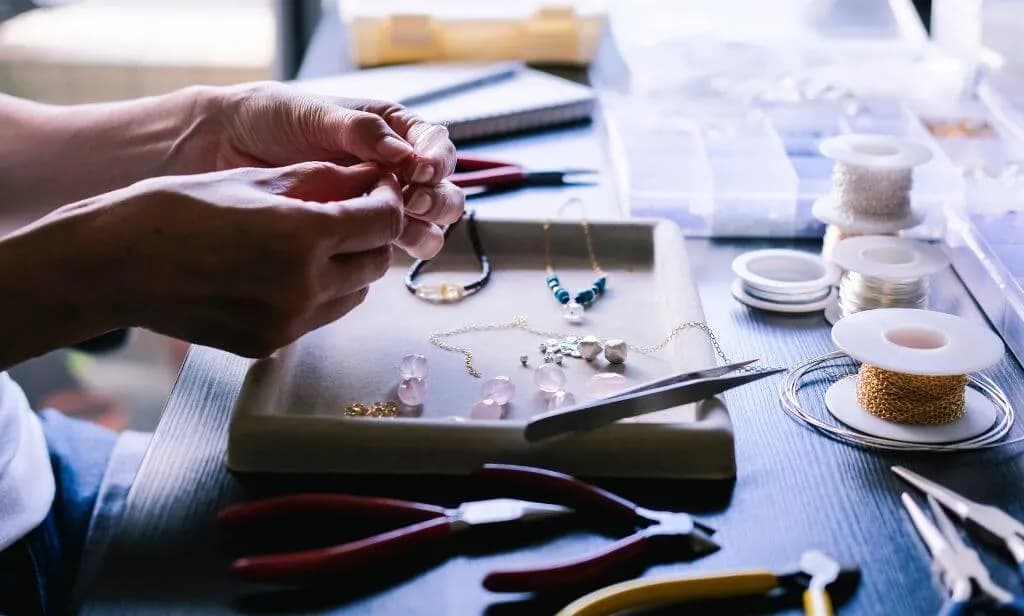 Jak zamocować zapięcie do naszyjnika - proste metody i wskazówki