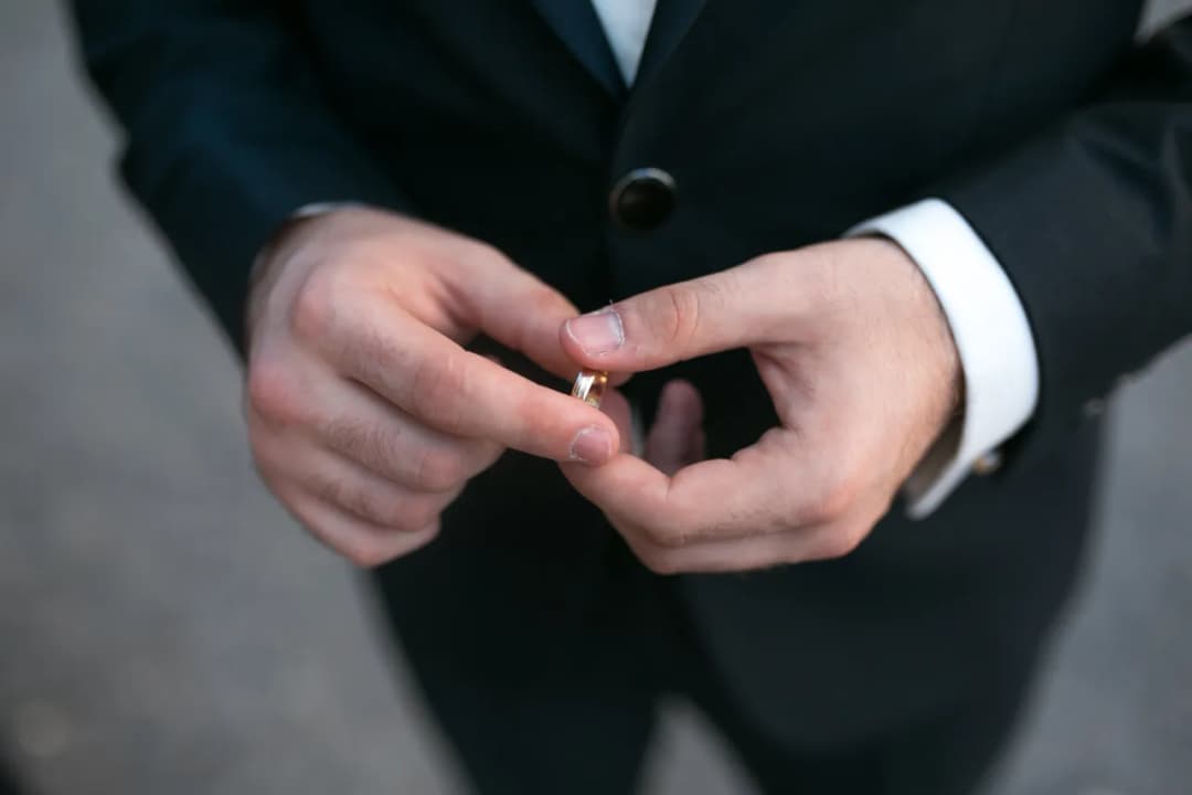 Na jakim palcu nosi się obrączkę? Odkryj polskie tradycje i znaczenie