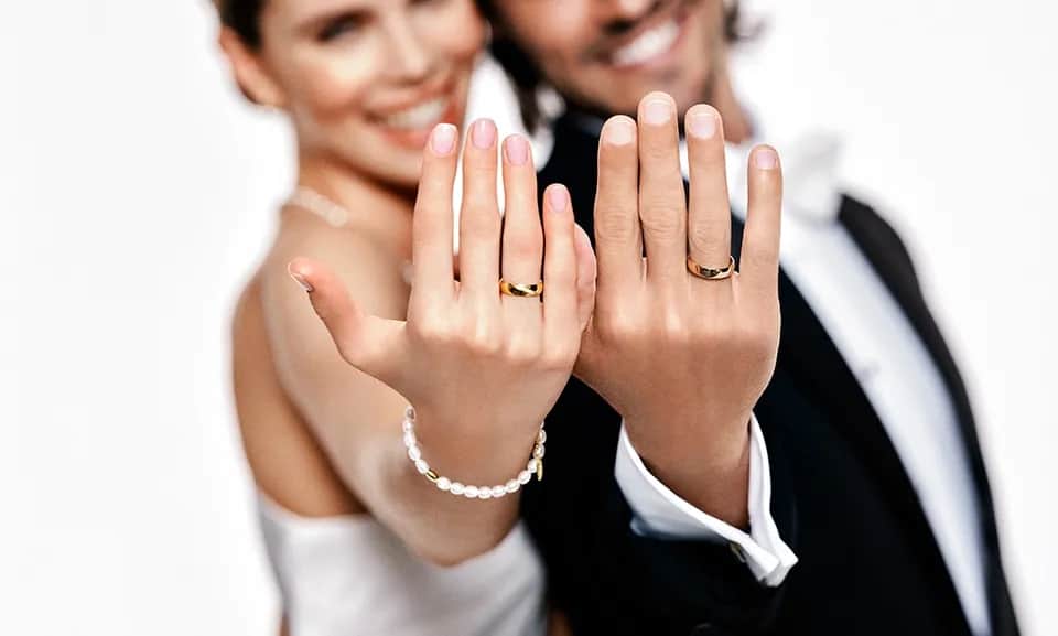 Kto kupuje obrączki dla pary młodej? Odkryj zmiany w tradycji