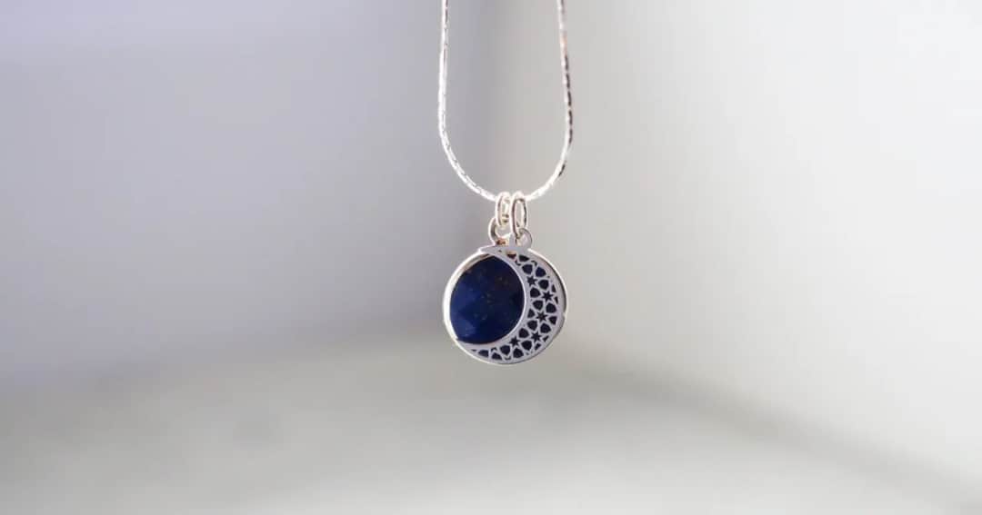 Jak wyczyścić srebrną biżuterię z kamieniami bez ryzyka uszkodzenia