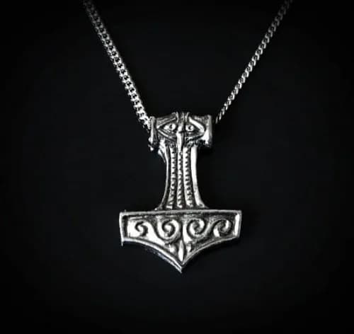 Naszyjnik młot Thora znaczenie: odkryj jego moc i symbolikę