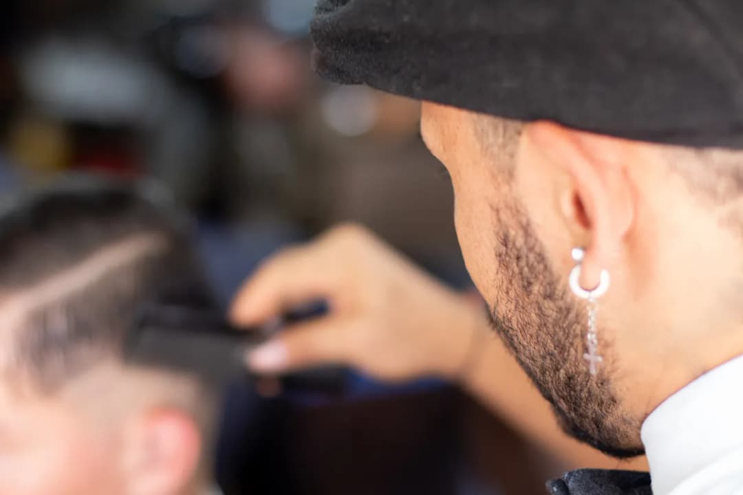 Co oznacza kolczyk w prawym uchu u mężczyzny? Zaskakujące znaczenie!
