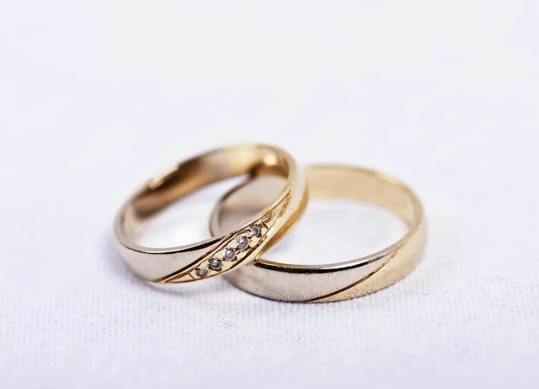 Obrączki ślubne jaka próba najlepsza? Odkryj trwałość i elegancję