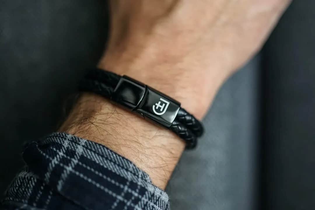 Na której ręce nosi się bransoletkę mężczyzna? Odkryj najlepsze praktyki