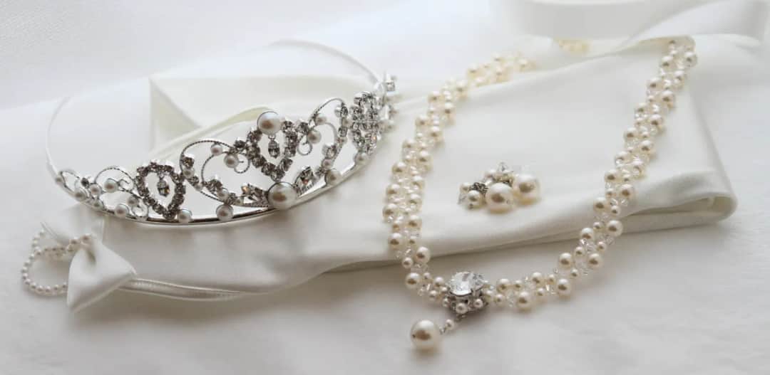 Jaka biżuteria do sukni ślubnej? Oto błędy, których unikniesz