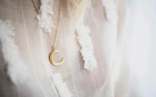 Naszyjnik z księżycem znaczenie - odkryj jego głęboką symbolikę i moc
