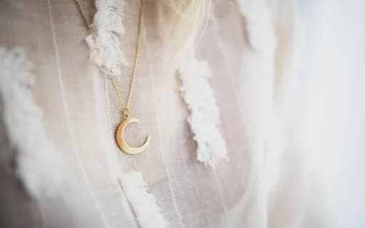 Naszyjnik z księżycem znaczenie - odkryj jego głęboką symbolikę i moc