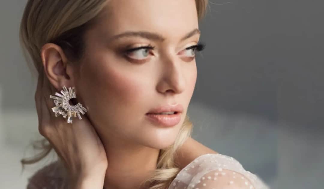 Jakie kolczyki do koka wybrać, by wyglądać olśniewająco?