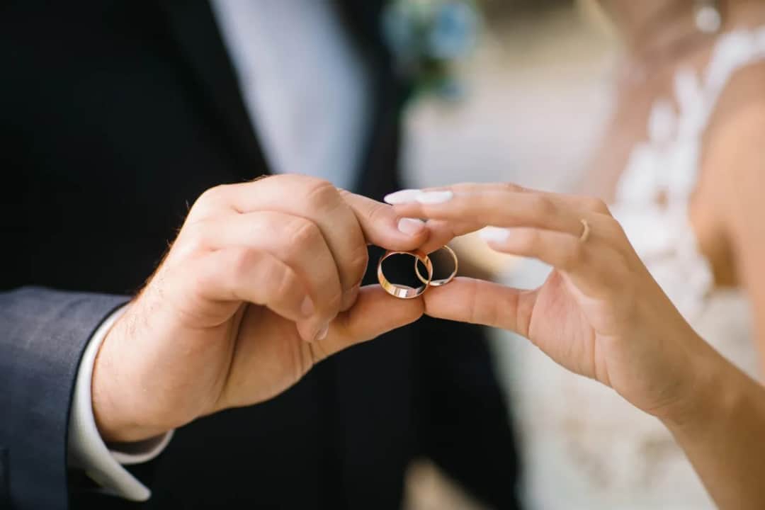 Dlaczego obrączka na prawej ręce? Poznaj jej historyczne znaczenie