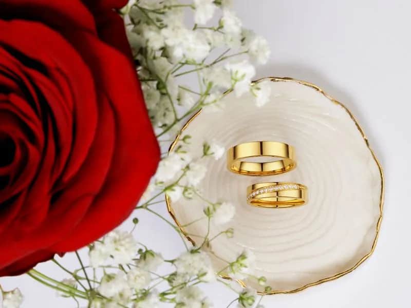 Dlaczego niektórzy noszą obrączkę na lewej ręce? Odkryj tajemnice tej tradycji