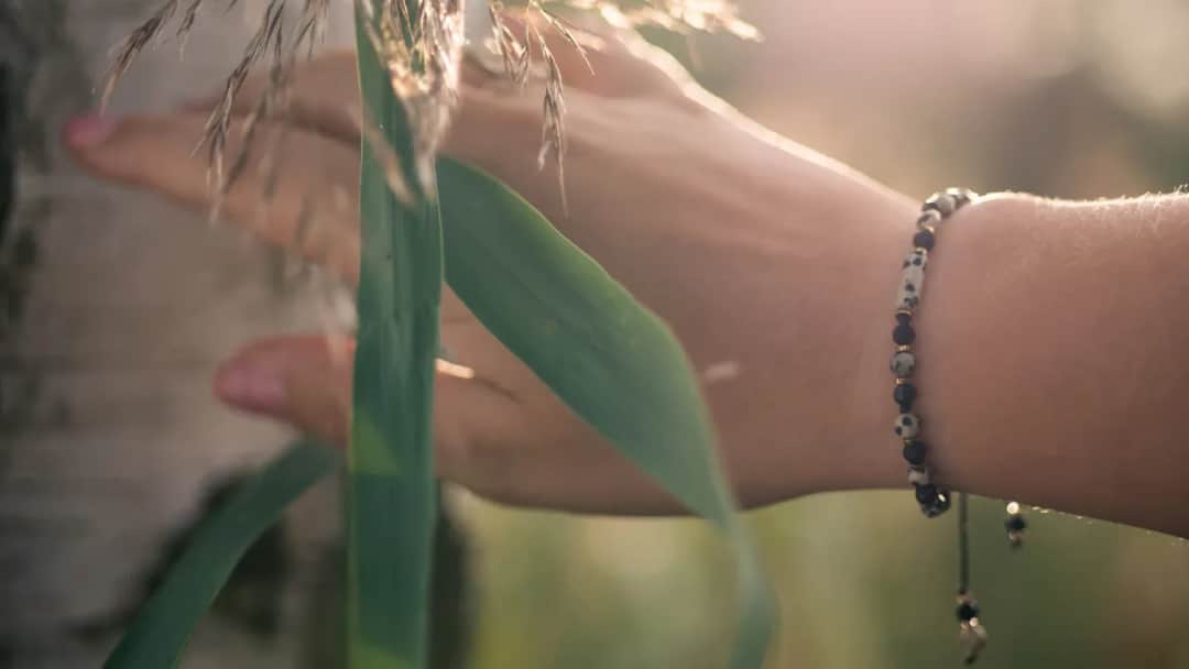 Na której ręce bransoletka? Odkryj znaczenie i wybór idealnej ręki